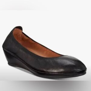 Gentle Souls Natalie by Kenneth Cole Black Leather wedge flat Shoes size 9 1/2.